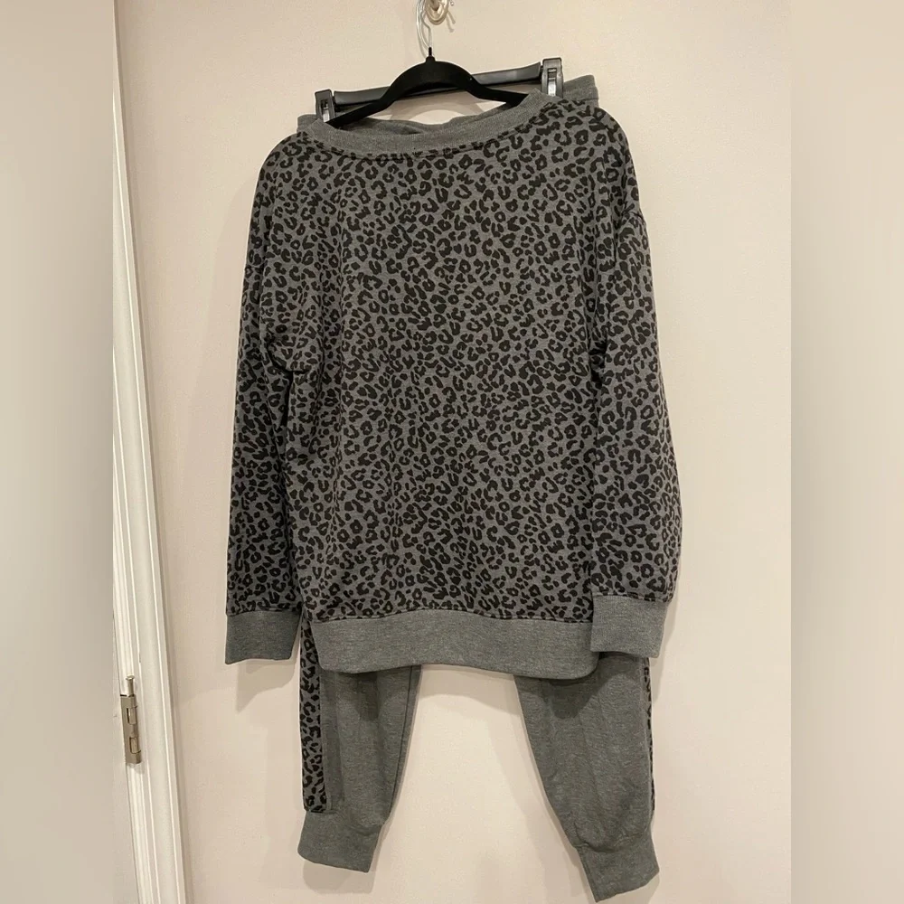 •2/$40• Splendid 2-Piece Pajama Lounge Set Animal Print - Picture 4 of 7